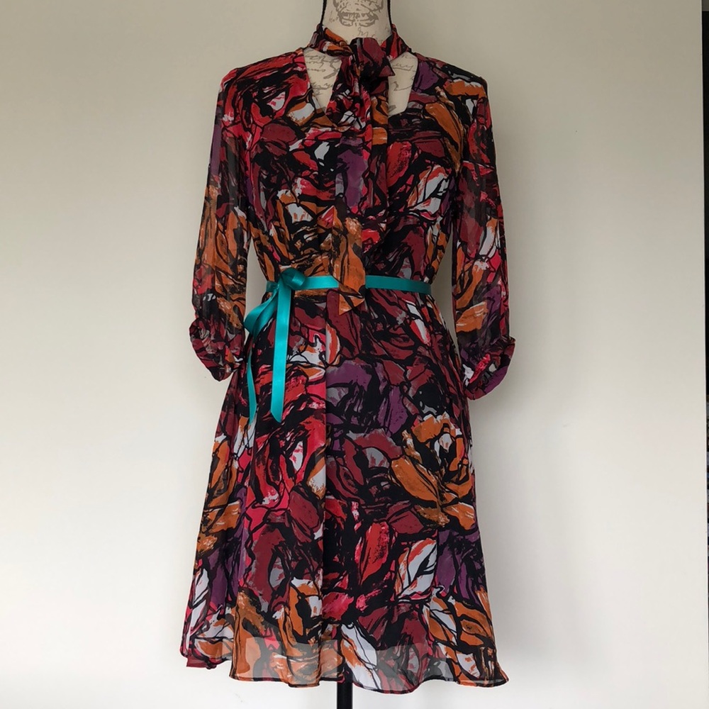 Flattering Gorgeous Tunic Dress with necktie - Picture 1 of 8